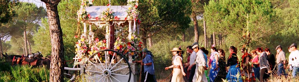 Carroza y peregrinos en el camino del Rocío